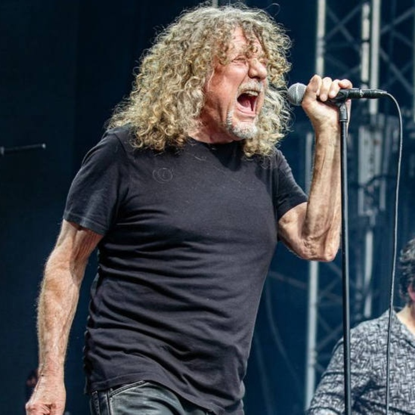 Robert Plant canta a lo grande “Stairway to Heaven” de Led Zeppelin por primera vez en 16 años episode artwork
