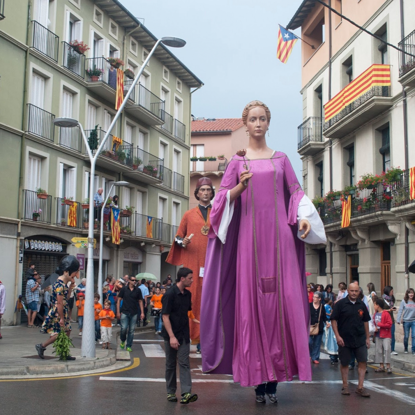 Els gegants busquen algú que els tregui a ballar episode artwork