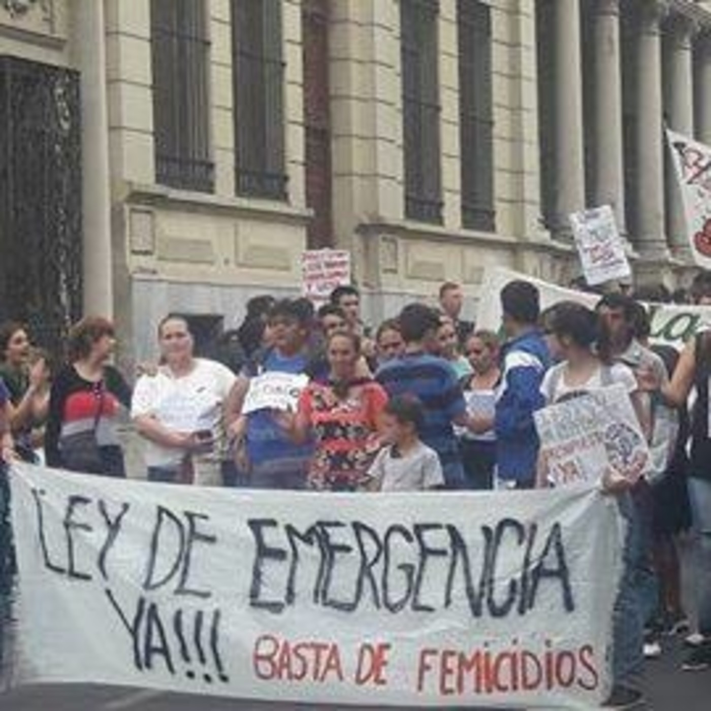 A TRES BANDAS