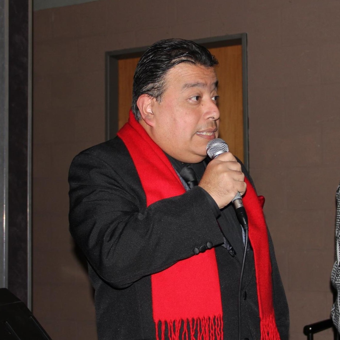Guillermo Albarado canta