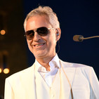 Andrea Bocelli, famoso cantante con discapacidad visual.
