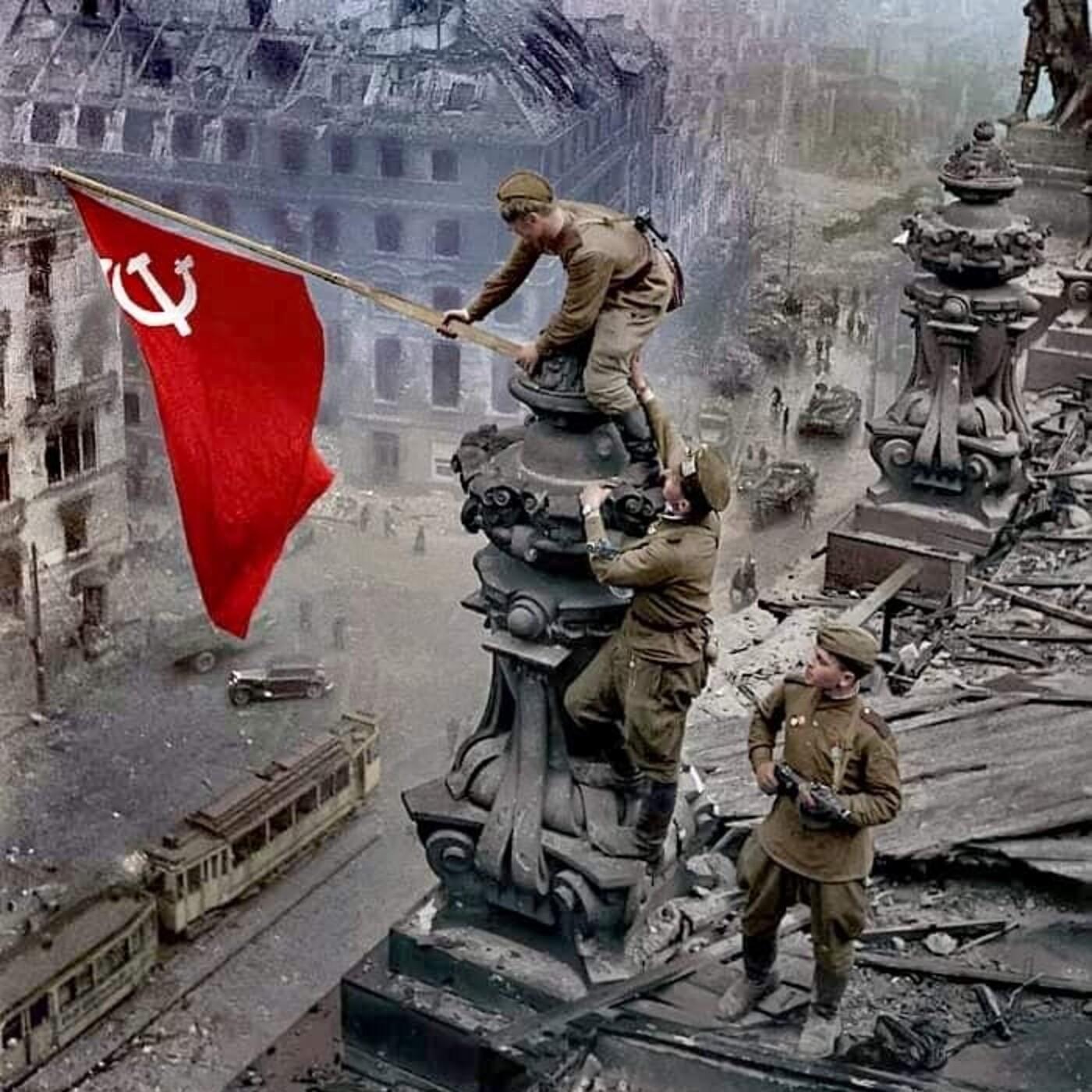 Al Frente de la Guerra 8- Berlín #historia #documental #podcast episode artwork