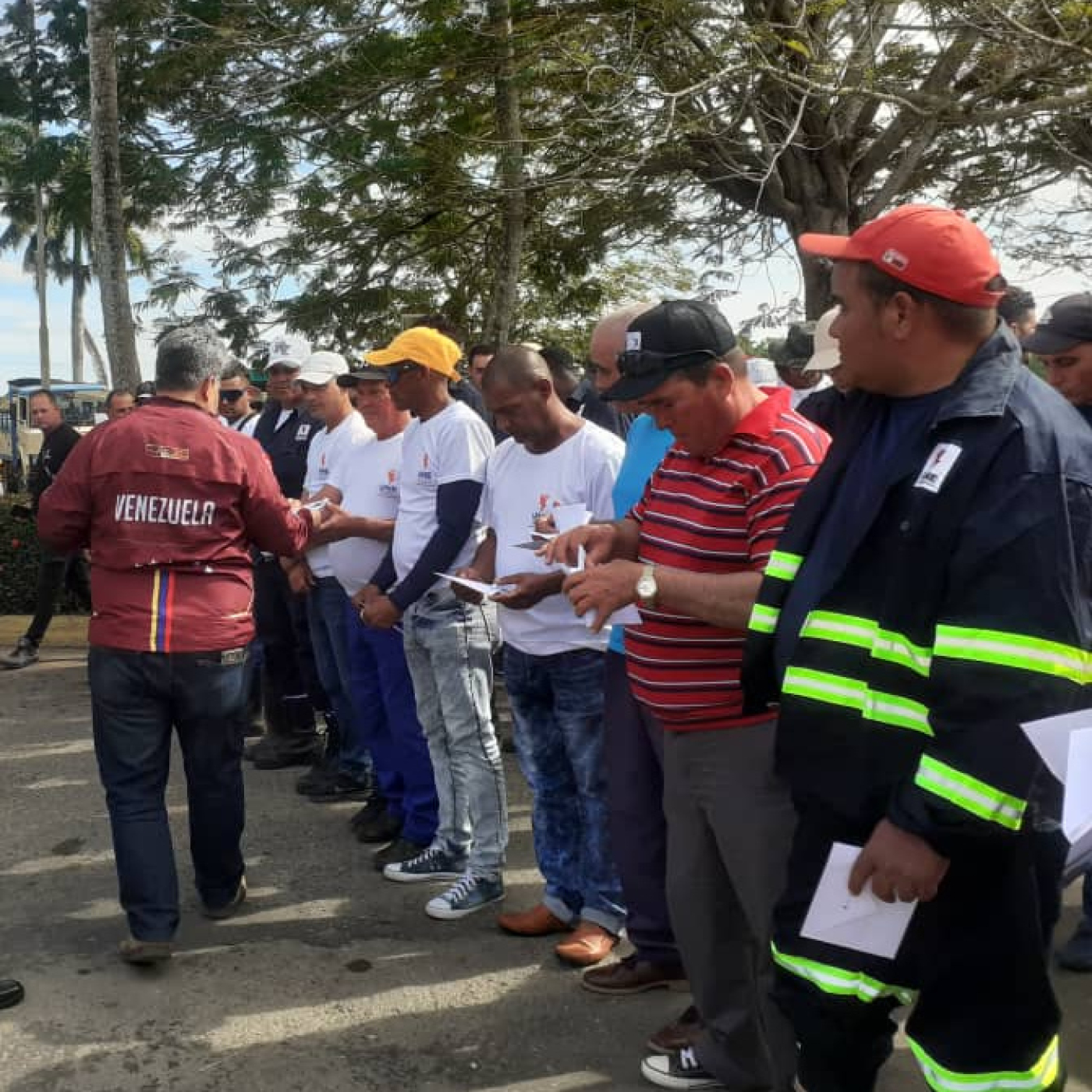 Reconocen Contingente de eléctricos de Cienfuegos que restableció servicio en Artemisa por afectación de huracán Rafael
