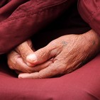 25 Postura sentada de meditación