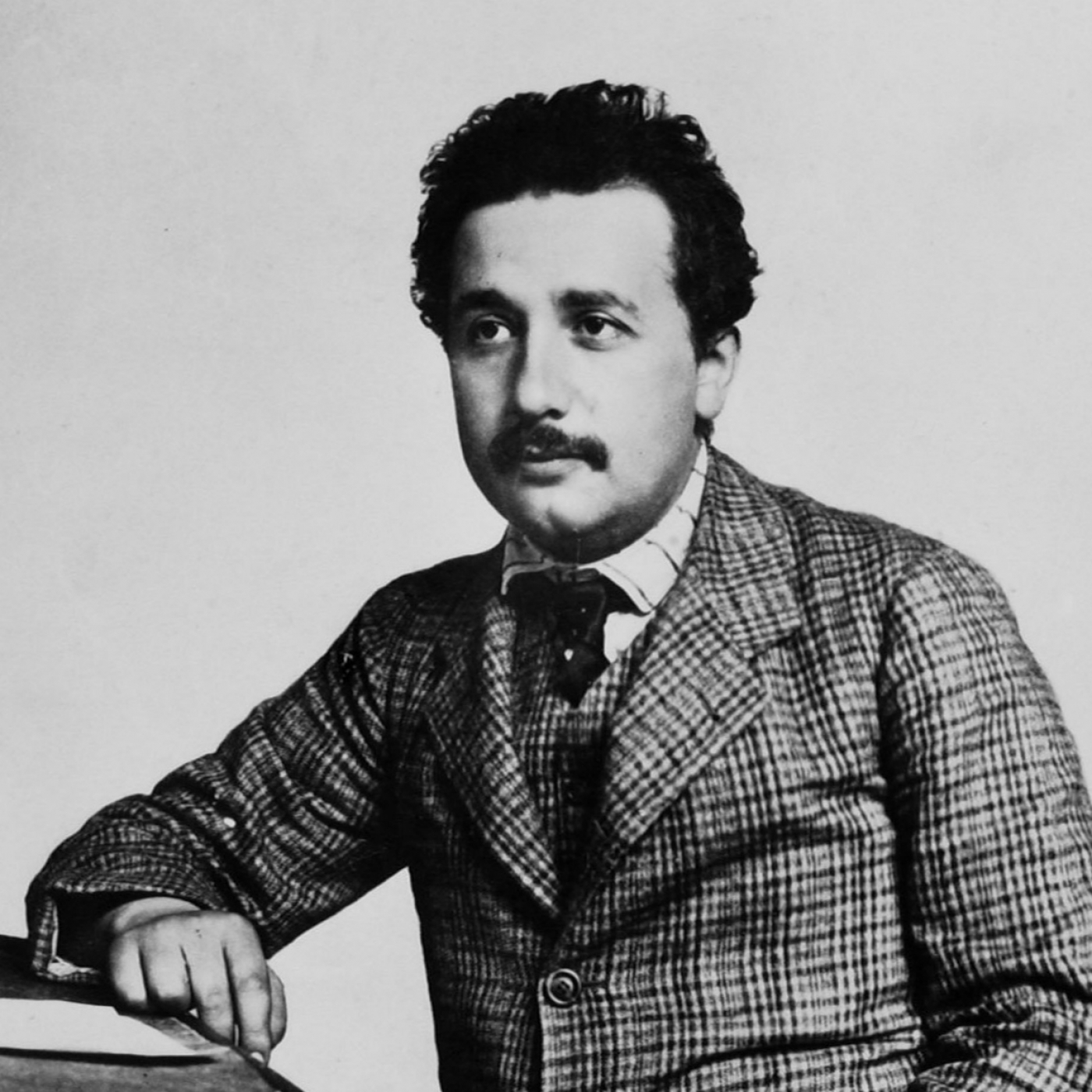 Aparici en Órbita s04e08: El año del milagro de Albert Einstein; cómo ver el cometa Leonard