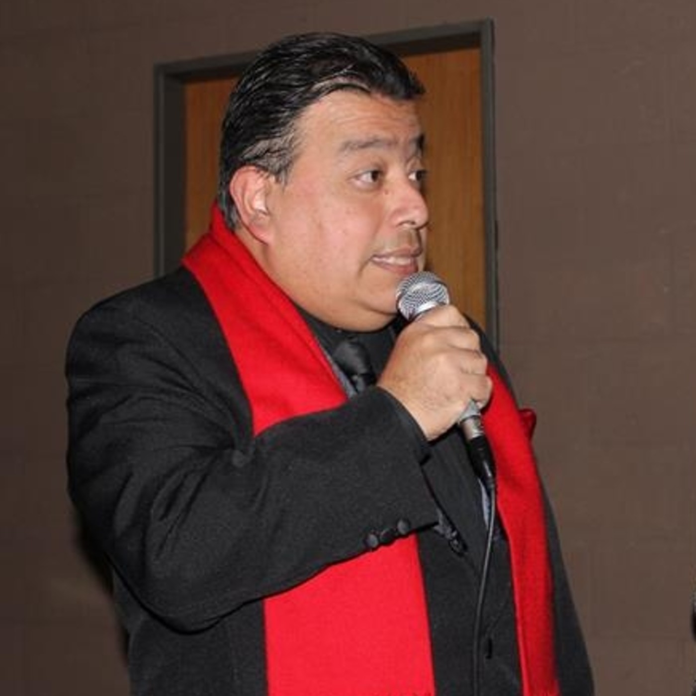 Guillermo Albarado canta