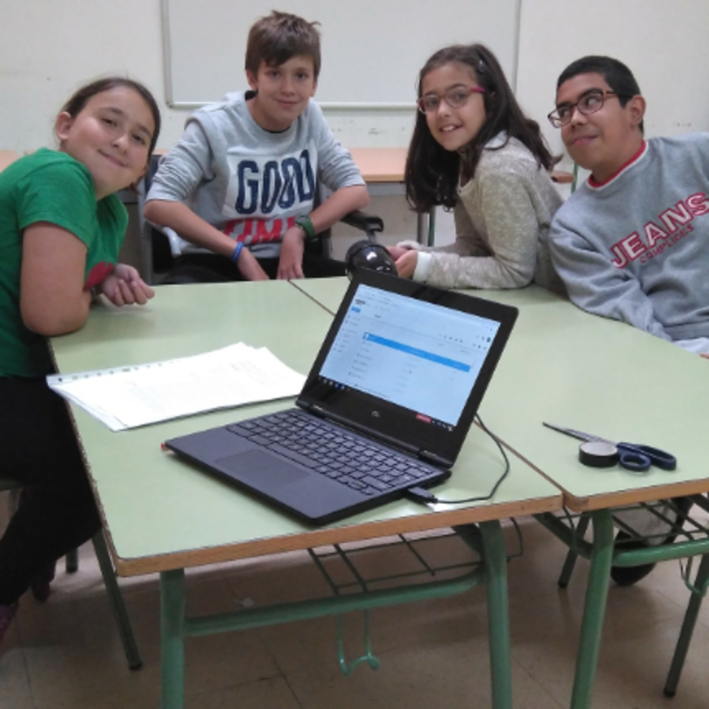 Primeres emissions de la ràdio escolar en proves