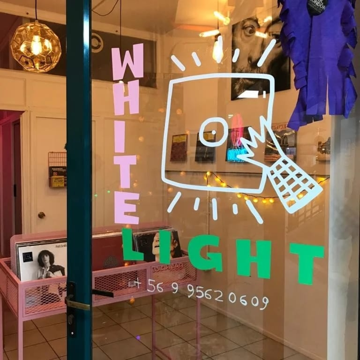 WHITE LIGHT DISCOS ABRE SUS PUERTAS EN REÑACA Y BUSCA SER UNA ALTERNATIVA CERCANA Y VARIADA PARA TUS ÁLBUMES FAVORITOS episode artwork