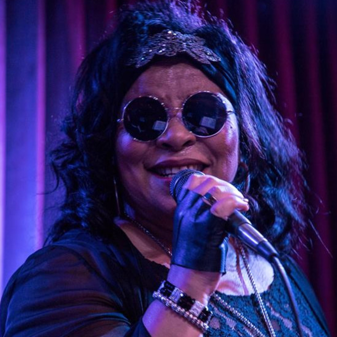 Deborah Dixon en Dr. Smooth junto a Hector Mansur episode artwork