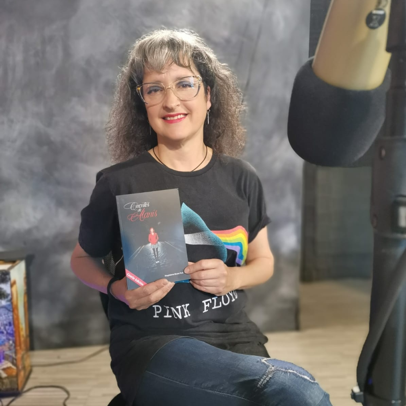 ALANIS, LA ESCRITORA QUE VENDE SUS LIBROS RECORRIENDO LAS CALLES DEL PAÍS episode artwork
