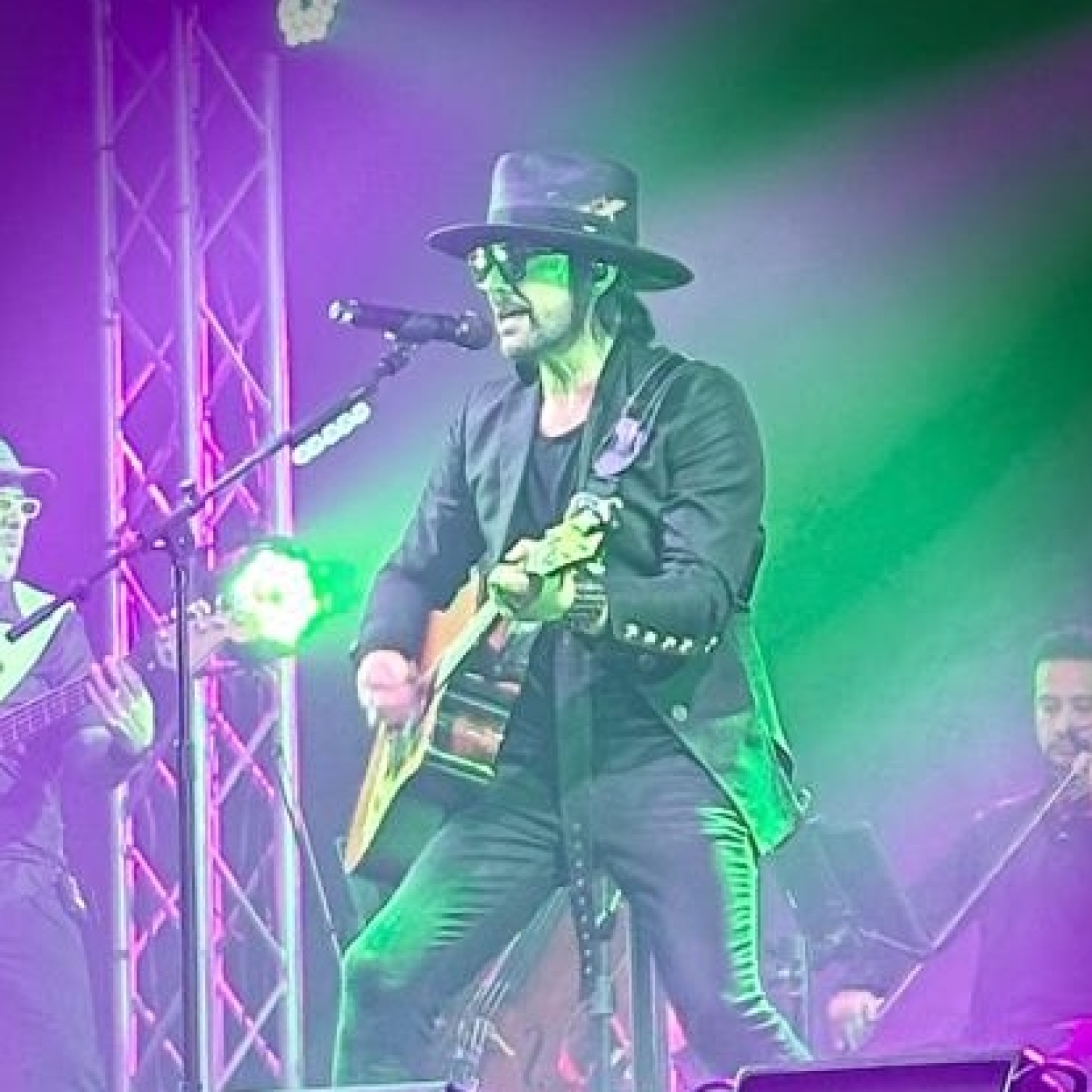 Beto Cuevas en Cuenca: show íntimo, nostálgico y emotivo, con gran conexión con el público y clásicos de La Ley. episode artwork