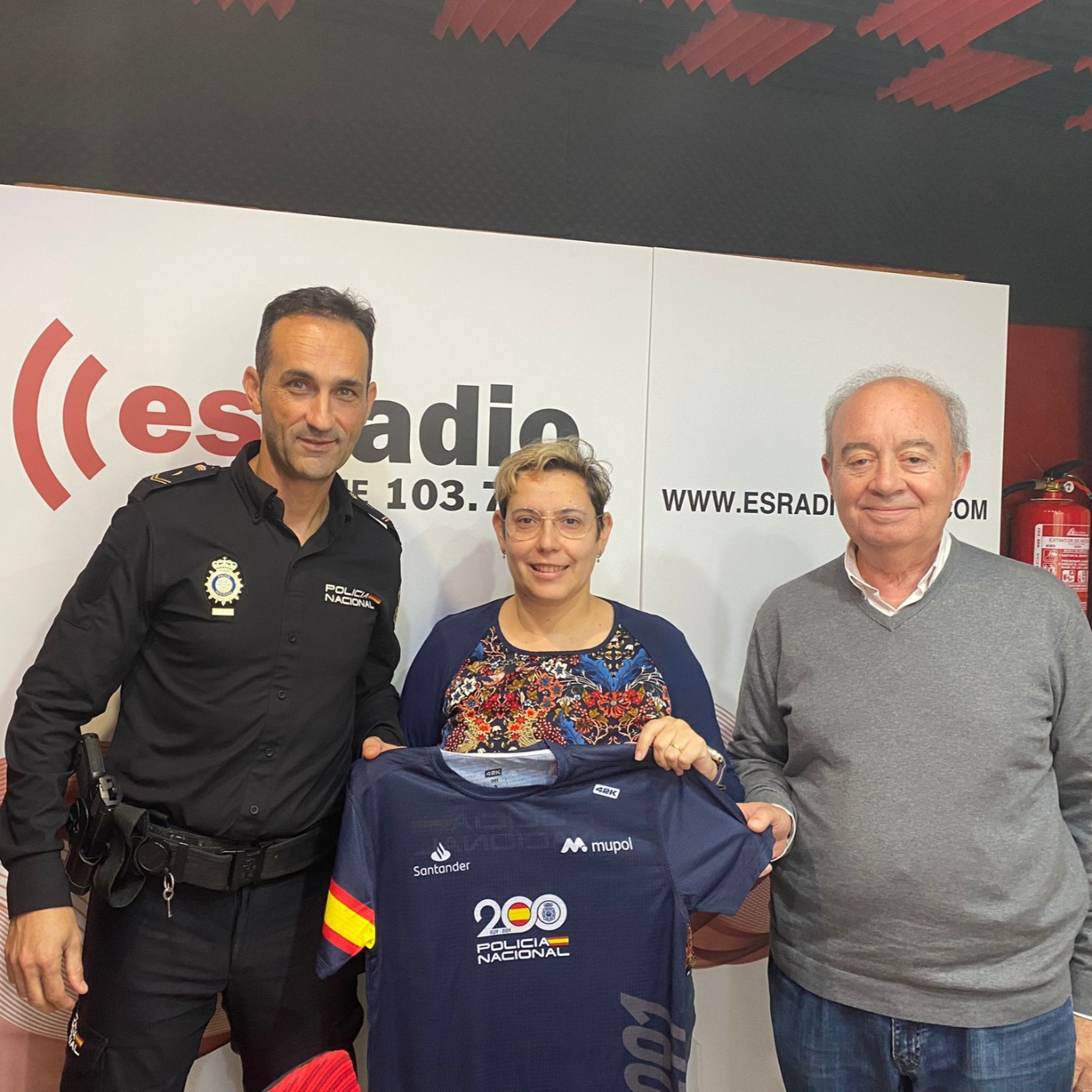 "La Policía Nacional está para ayudar con su trabajo pero también aportando nuestra vocación solidaria". episode artwork