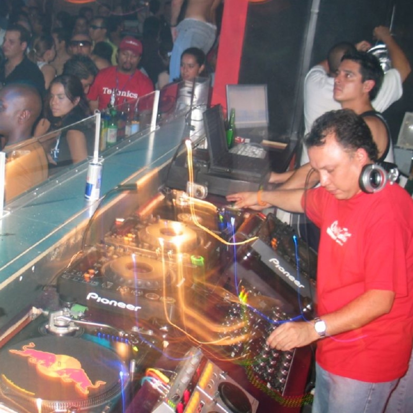 Miguel Alanís meets “LIVING ROOM”
