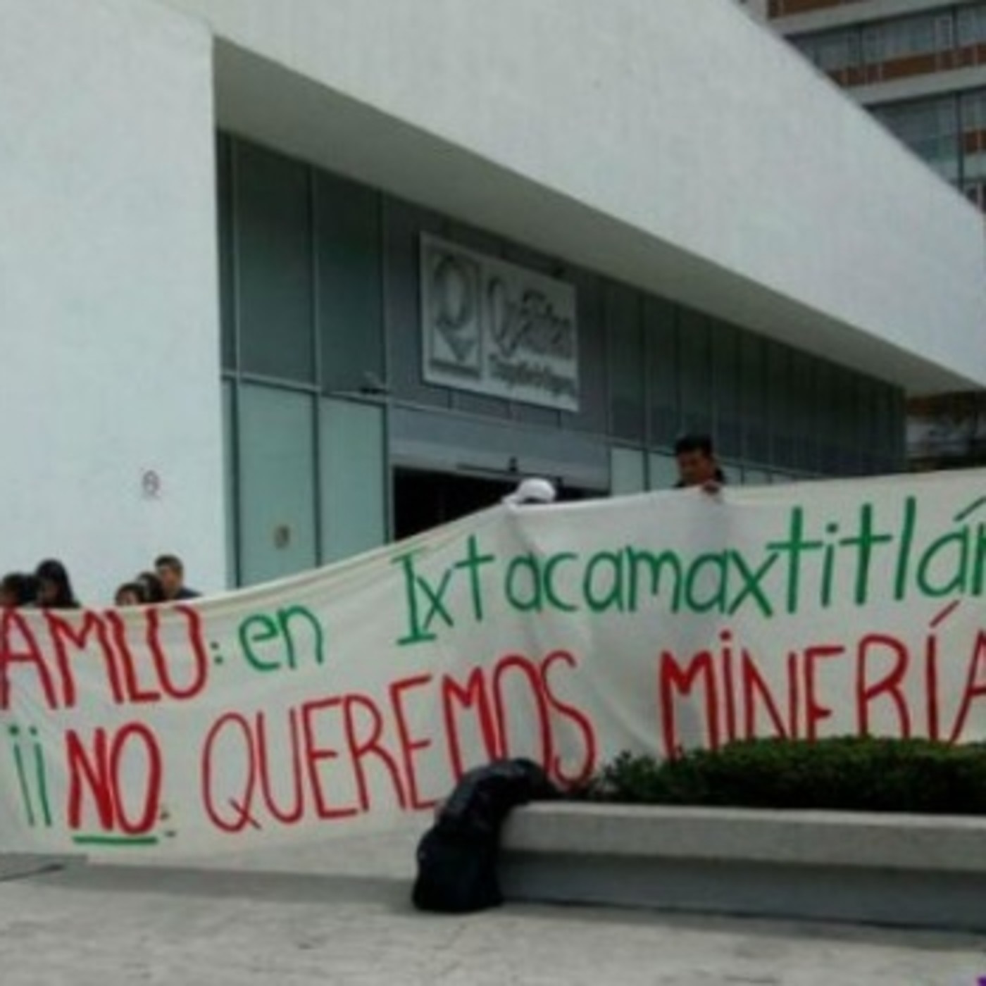 Pobladores se manifiestan frente a las oficinas de SEMARNAT