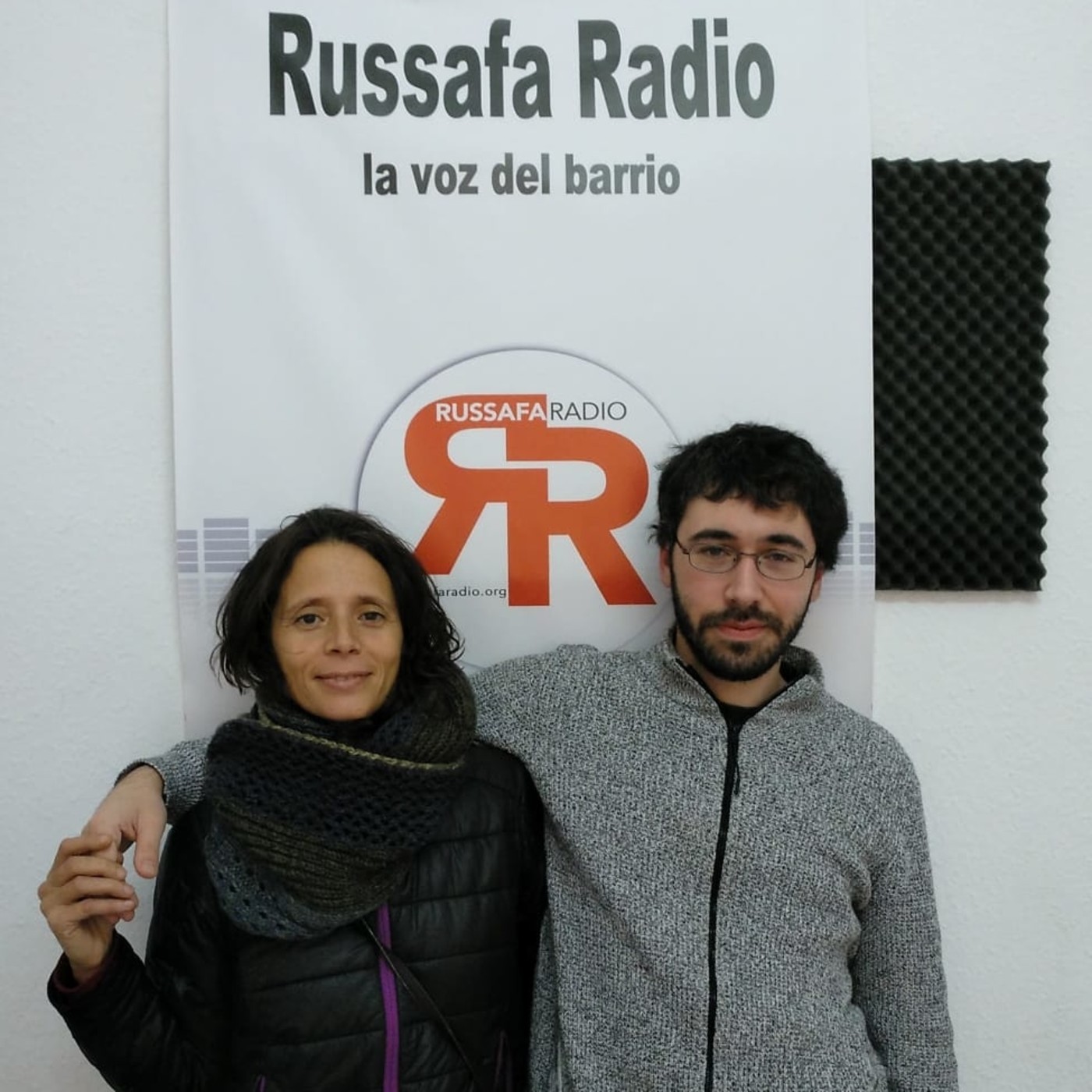 Jésika y Jaime con los libros